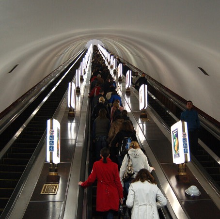 Thang cuốn đi xuống bến tàu điện ngầm ukriane